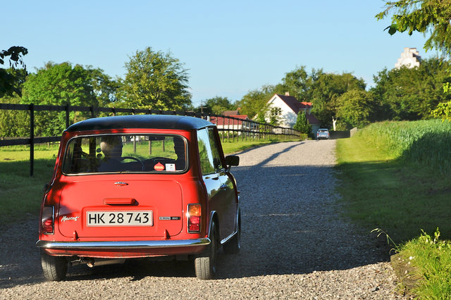 På väg ut i sommarkvällan.